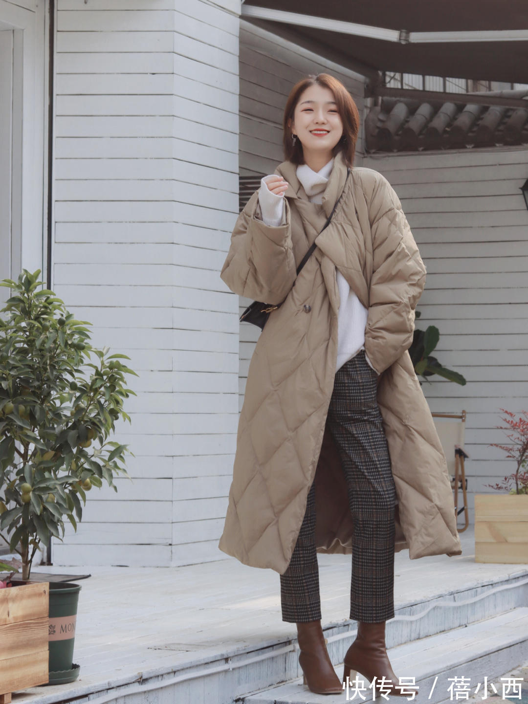 修身性|奔三奔四的女人,秋冬建议多穿“羽绒服”,搭配毛衣保暖又显气质