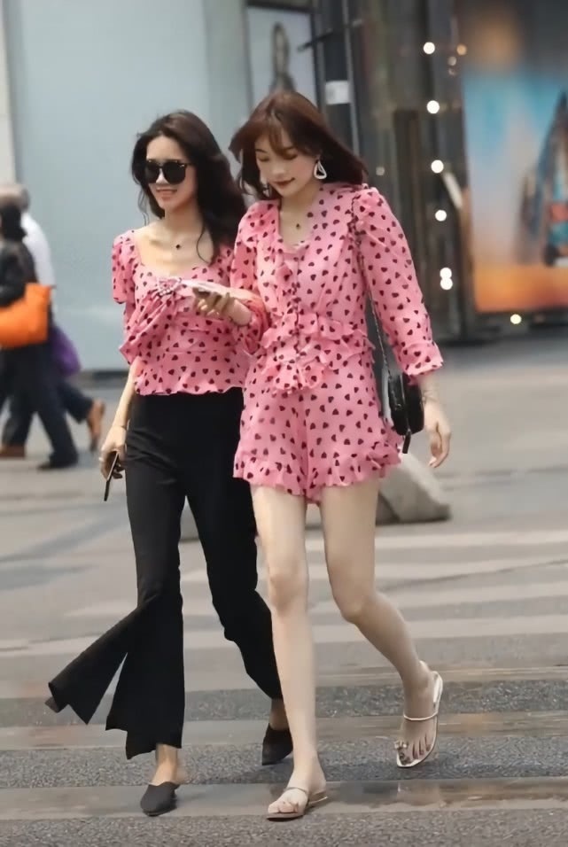 时髦 牛仔裤早就烂大街了,最近超火的“拖把裤”,时髦逆天还不入手