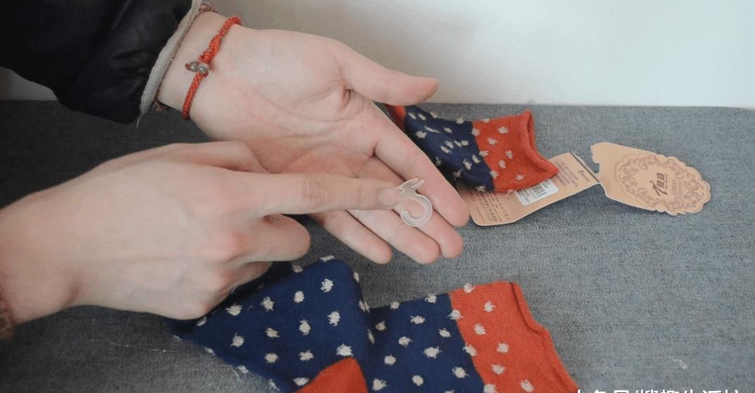 原来袜子上的挂钩还有这个妙用, 看到的人没有一个不夸好的