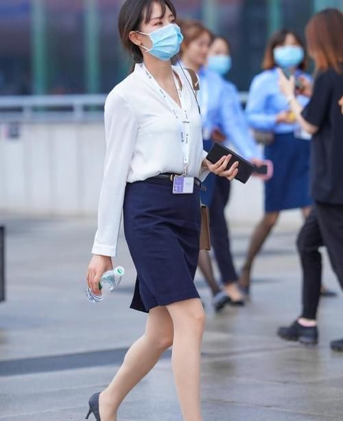 半裙搭配白衬衣，简单大方有气质，职场女生偏爱的穿搭