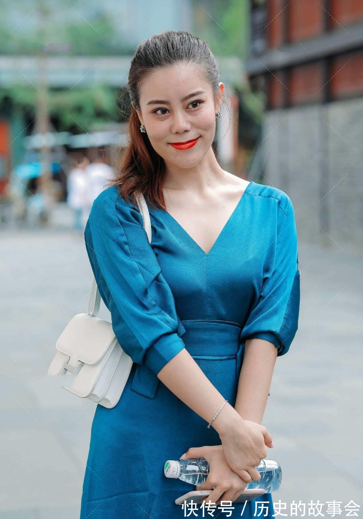 连衣裙 蓝色各异搭配出来，气质风格大不相同，选款与您共享蓝色衣服