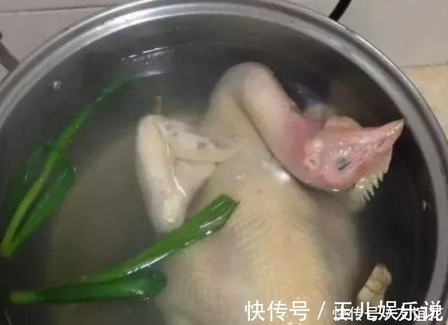 做白切鸡时别直接下锅煮,大厨教你一招,鸡肉又鲜又嫩还美味