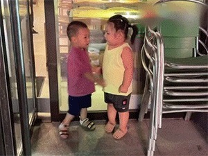 |搞笑GIF:美女这表情真是丰富啊,不去当演员亏了啊