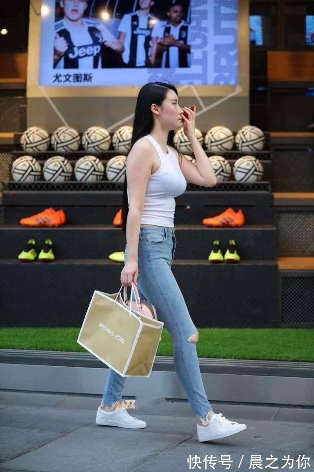 美女 -紧身牛仔裤美女，彰显出魅力气质，尽显迷人的性感身材