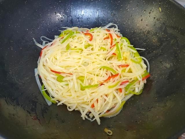 什么时候|炒土豆丝,什么时候放醋是关键,这一步做对,怎么炒都脆爽好吃
