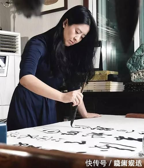 书法作品@张艺谋独家签约的书法家许静,因写字而走红,她书法水平如何呢?