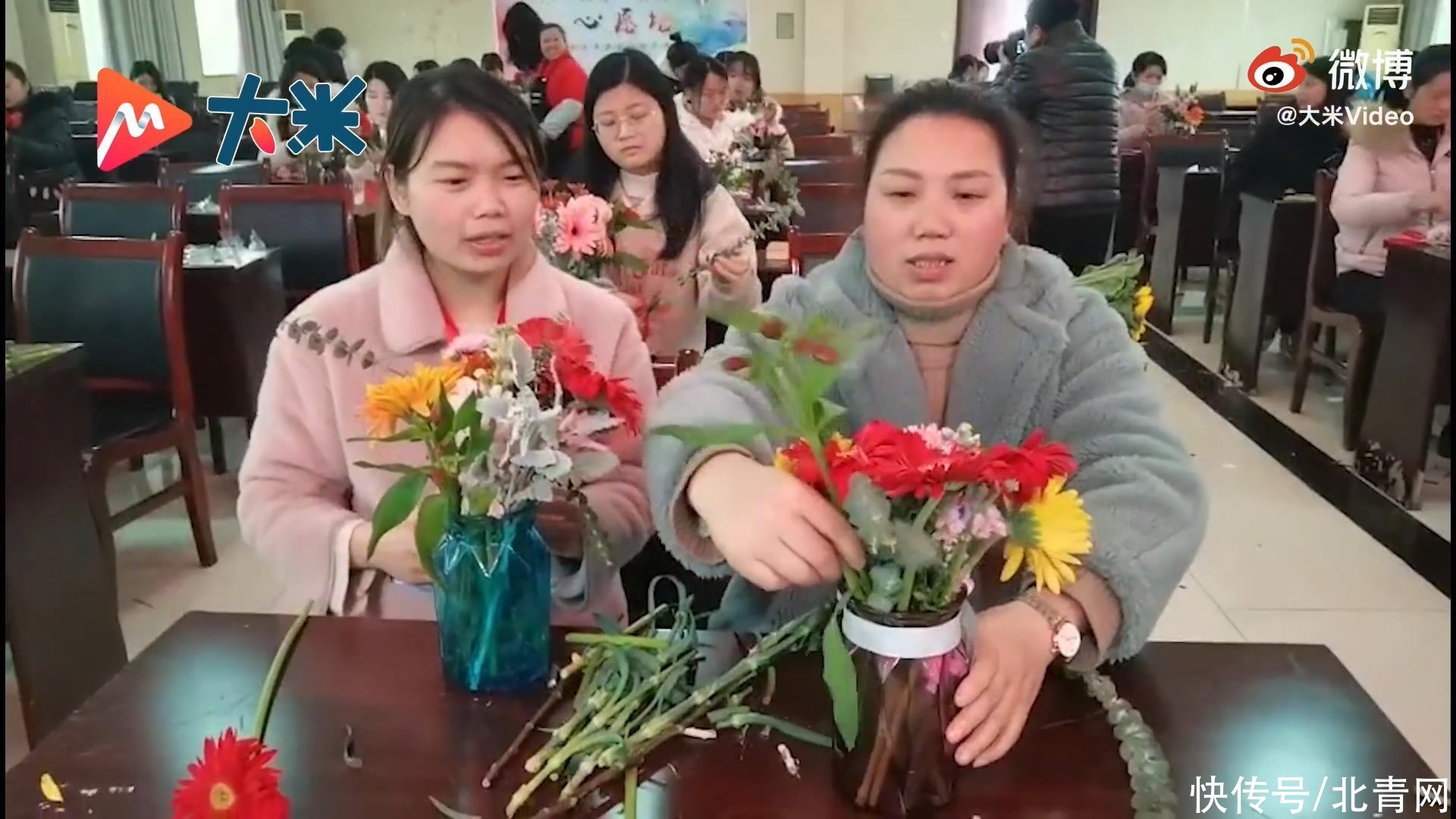 湖南一学校女老师送向日葵为学生护考加油打气