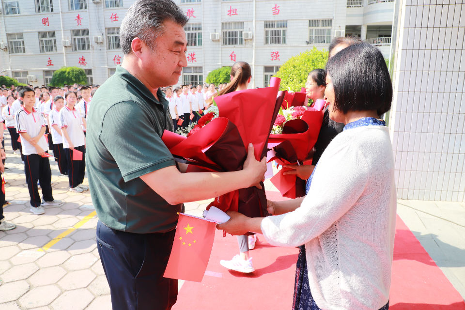 齐鲁壹点|感恩母校逐梦未来，聊城六中这场毕业典礼满满都是爱