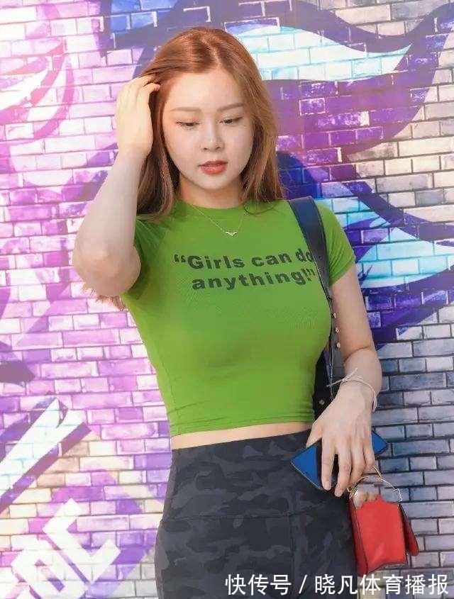 打底裤 “麻杆腿”的打底裤美女,遮肉显瘦两不误,“腿短”问题显露无疑