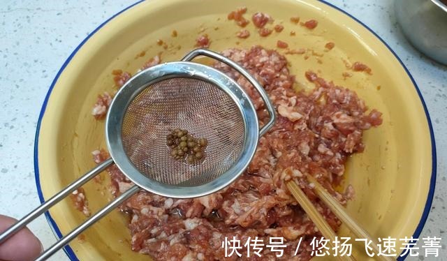 诀窍|调饺子馅时，先打水就错了，记住“盐水油”的诀窍，鲜嫩流汁！