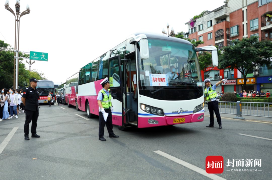 温江中学|考前丢失身份证？民警10余分钟将身份证明送到考点