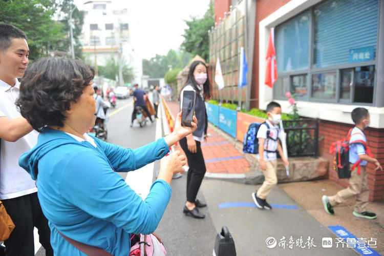 孩子|记录下这一刻！学校门口家长们纷纷拍下孩子入学瞬间