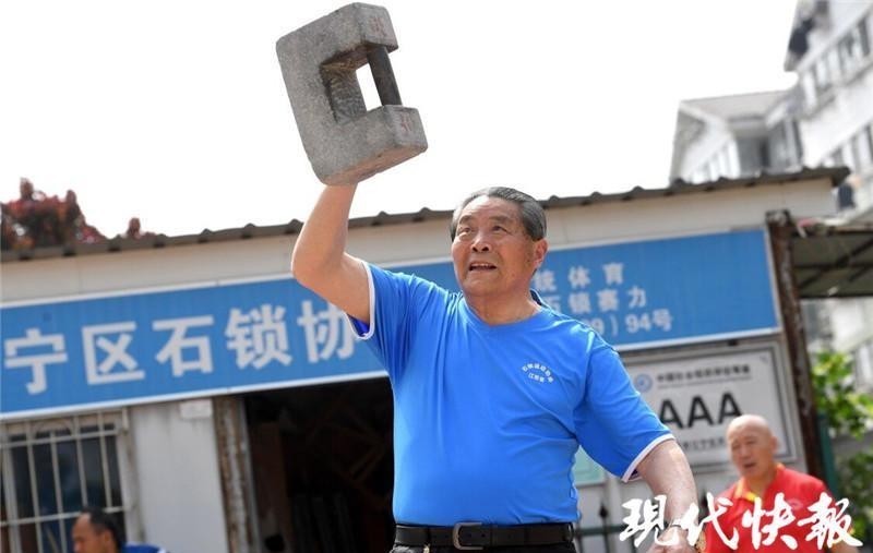 殷巷石锁|上下翻飞、花样百出,百斤石锁在76岁传承人手中“轻飘飘”