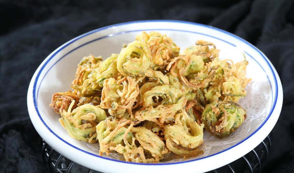 炸萝卜丸子,别再放面粉了,多加这2味料,金黄酥脆,凉了也不硬