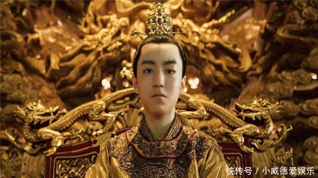 小伙|小伙收拾母亲遗物时,意外发现一件龙袍,专家:请问祖上何人?