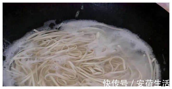 一个勺子|煮面条，最忌水开下锅，牢记这一点，保证面条爽滑又劲道