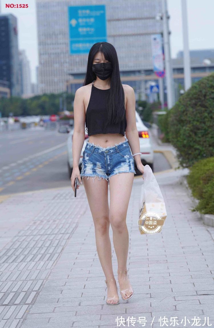 时髦 华丽典雅的打底裤穿搭既时髦又有腔调,凸显修长的身材,甜美温婉