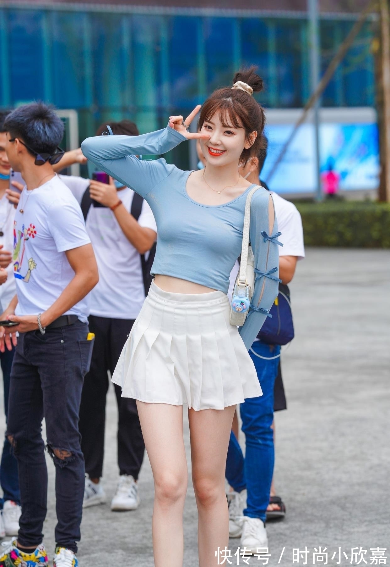 紧身T恤 百褶裙搭配什么上衣?试试雾霾蓝紧身T恤,甜美减龄又好看