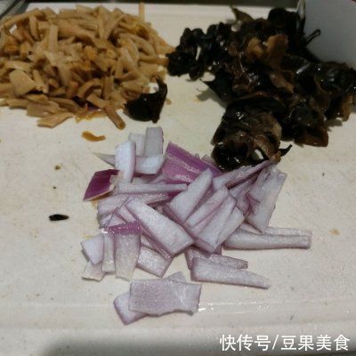 黄花菜木耳鸡蛋打卤面你这么做，保证你吃一次想十次