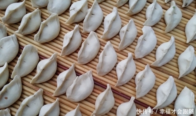 爸爸|农家院里包饺子,我和母亲包饺子给在田地里忙碌着农活的爸爸吃