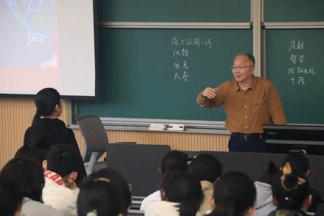 先修学堂开课首日！全市144所高中高一学生提前体验复旦生活！有视频！