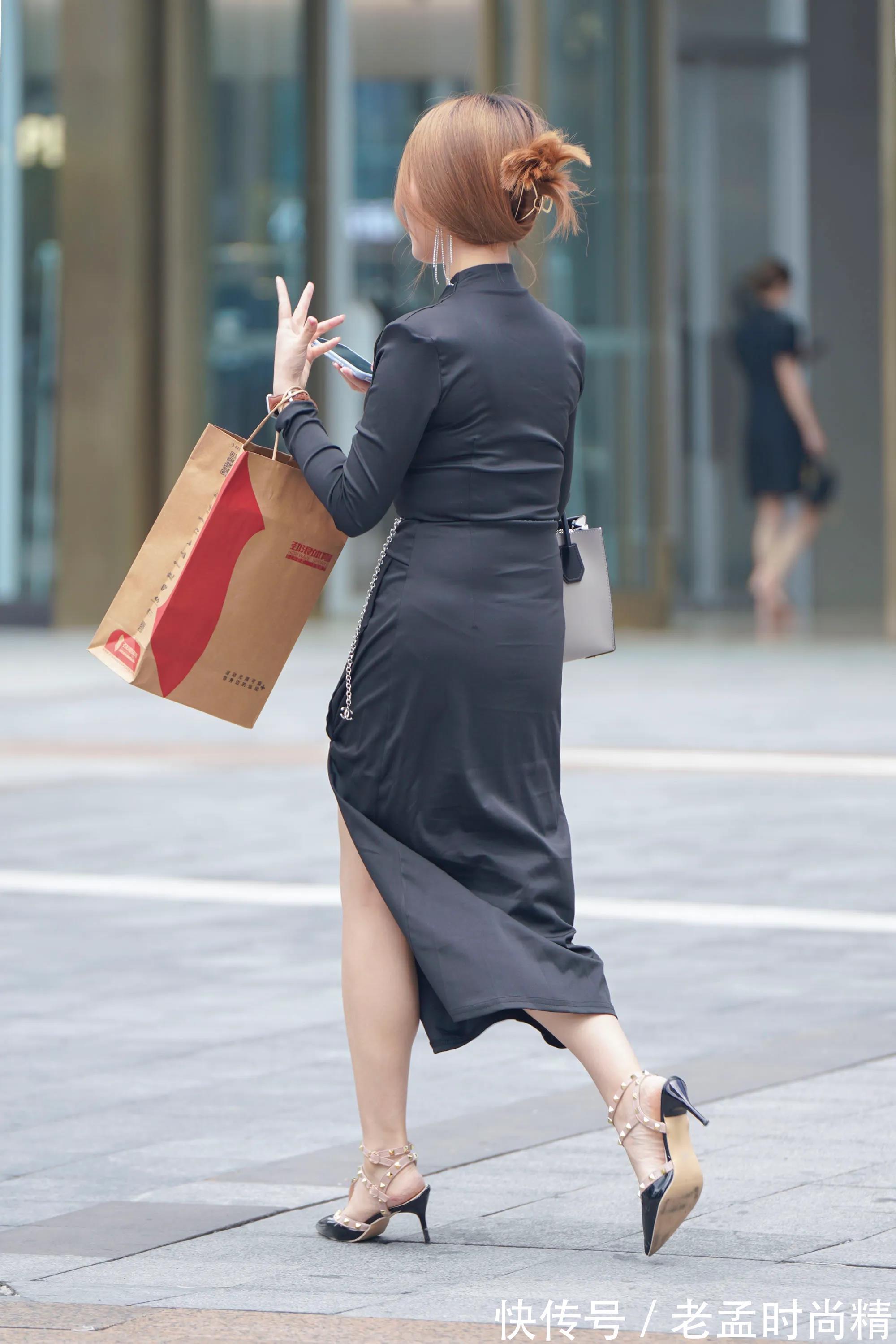 美女|街拍美女:穿上时尚的小黑裙,感受秋季带来的美,让造型变得优雅又靓丽