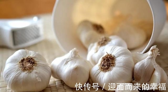 燕麦|吃大蒜能降糖?医生:若想血糖稳定,这3种“发物”建议少碰