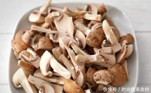 炒香菇时,有人焯水,有人直接炒,分享正确方法,香菇鲜香又入味