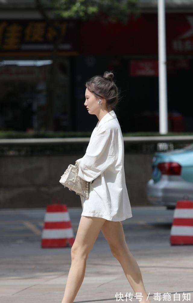 下装 下装消失+丸子头,适合年轻女孩的初秋穿搭,清爽减龄有气质!