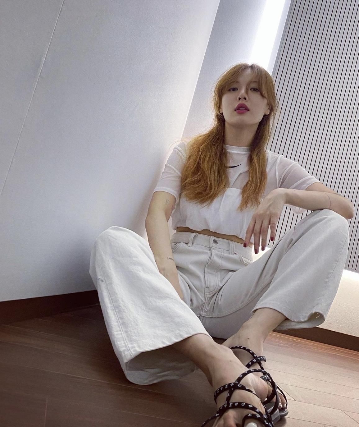 小姐姐|泫雅又飒又美，穿白色背心配高腰的牛仔裤，身材比例出众，真吸睛