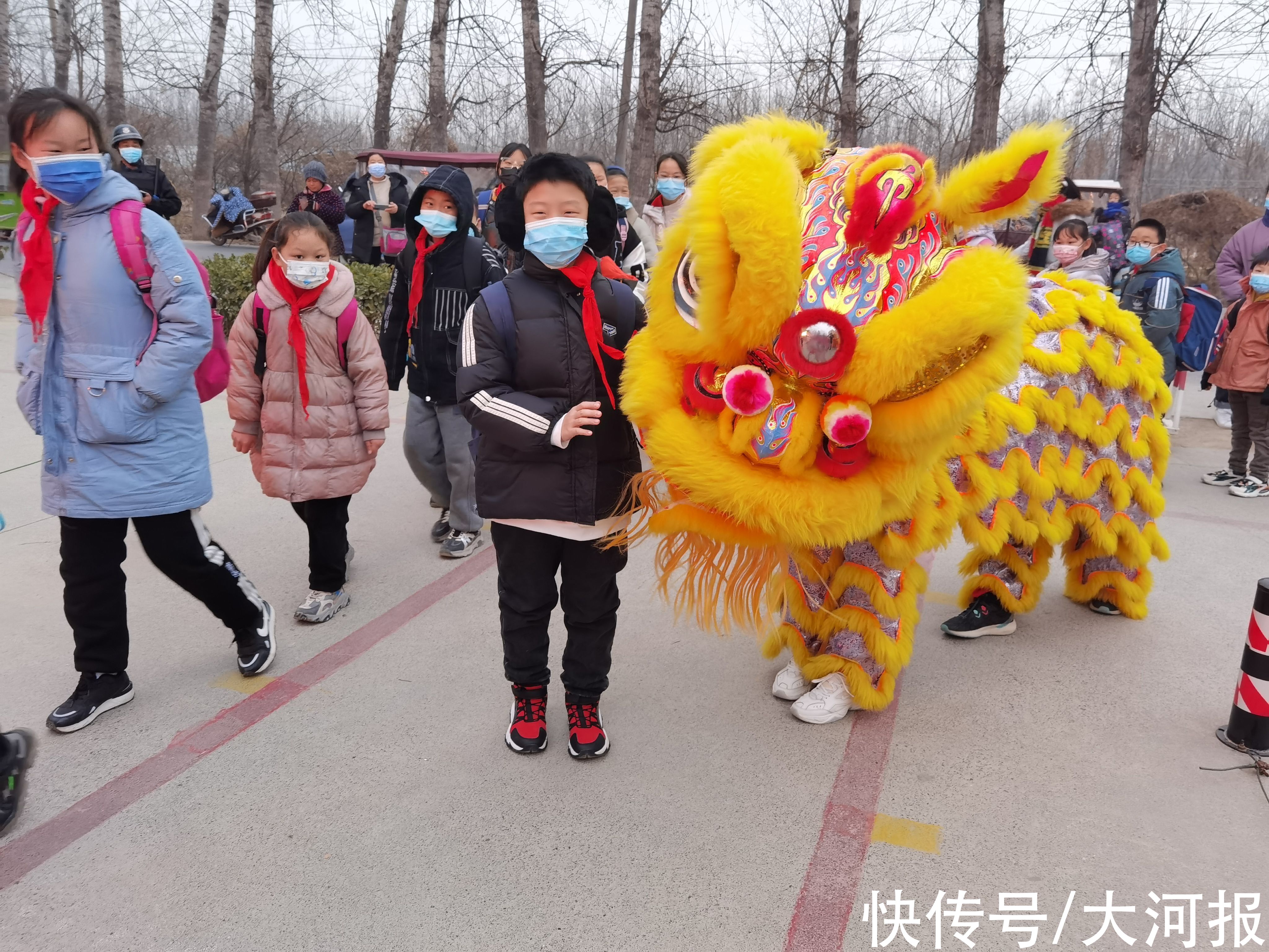 大河路！开学首日！郑州市大河路中心小学敲锣打鼓、舞狮迎接学生入学