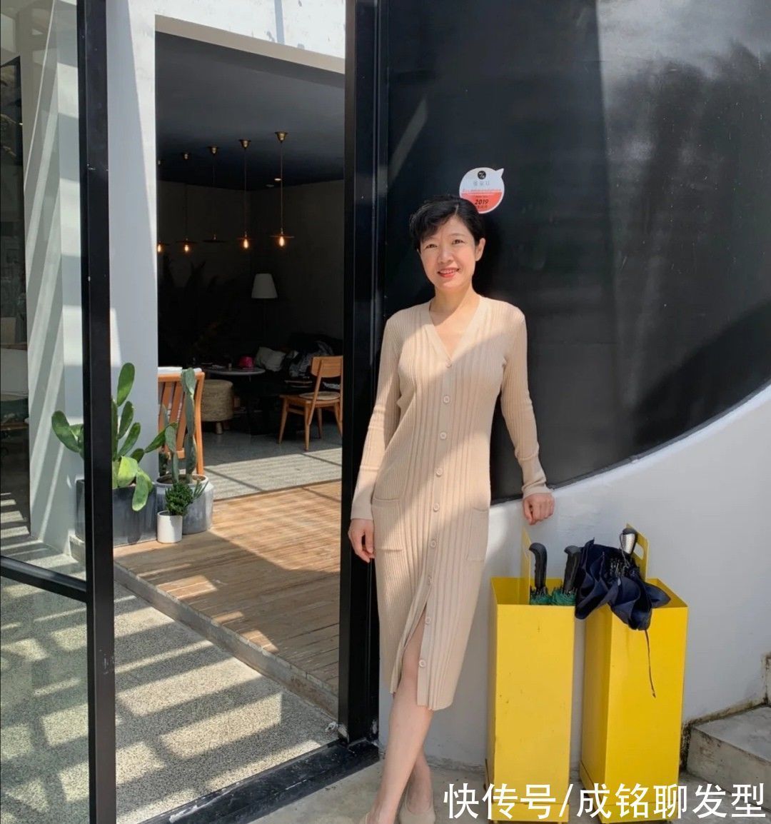 单品 五六十岁的女人别总穿黑色!学学这些中年妈妈的穿搭,时尚显年轻