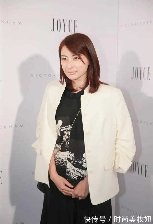 搭配|郭晶晶越简单越高级,穿黑色连衣裙配白西装,豪门阔太里罕见