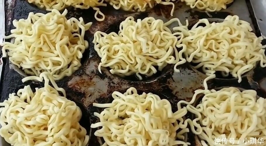 泡面|33岁小伙把“泡面”这么卖,5块钱一份,每天收入让家人乐坏了