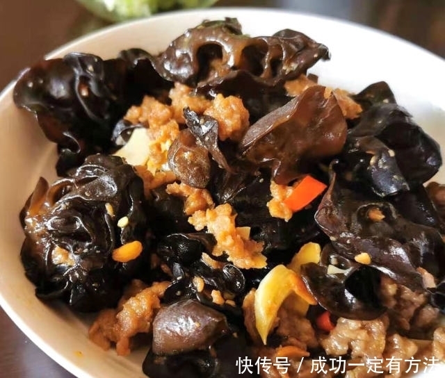 牛肉末炒黑木耳,简单下饭菜,鲜香味美