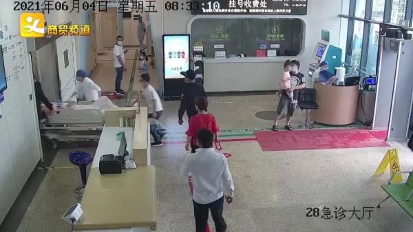 急诊科|“孩子生裤腿里了!”产妇医院门口站着生产,急诊科护士雨中接生