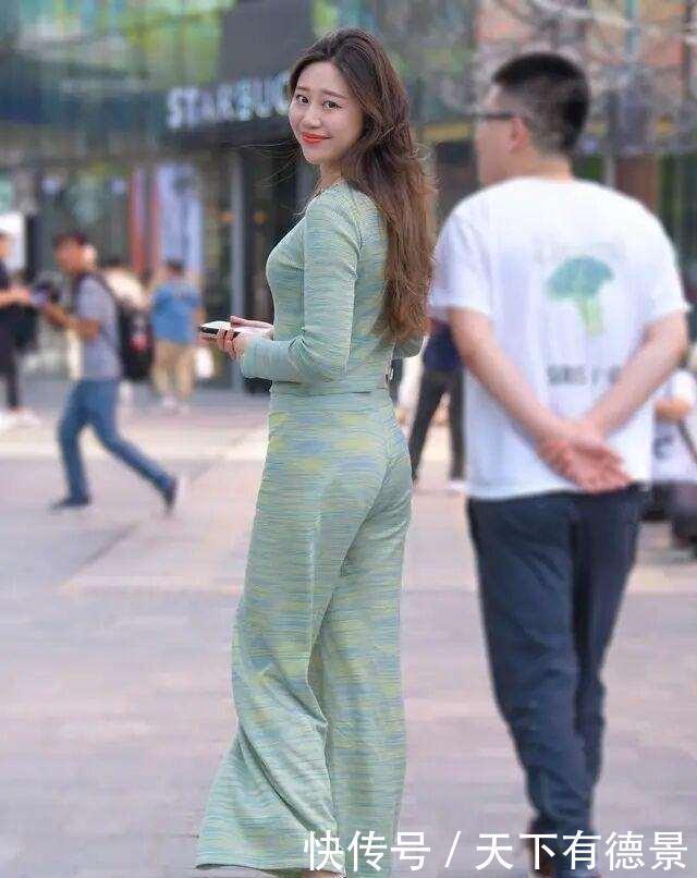 时尚美女瑜伽裤精致迷人,跟头发的颜色交相辉映,利落优雅