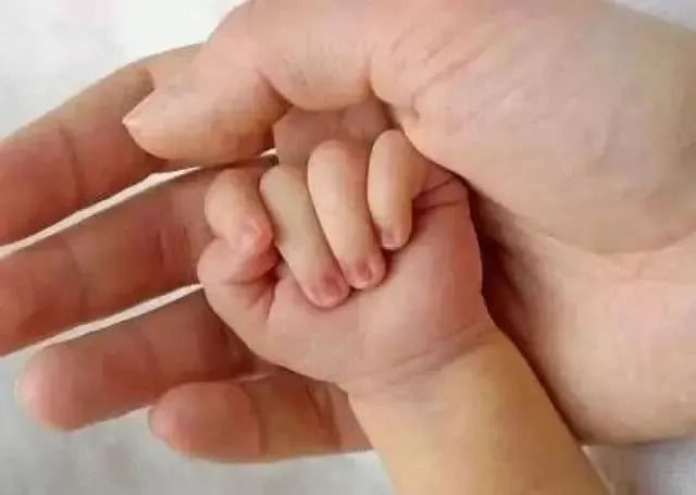 拳头|宝宝睡着后为什么会偷笑?新生儿有这几个小秘密,你都知道吗?