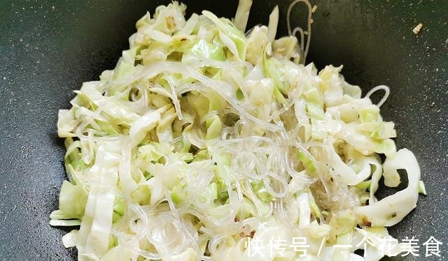 包菜炒粉条时，很多人第一步就错，教你正确做法，脆爽入味又下饭！