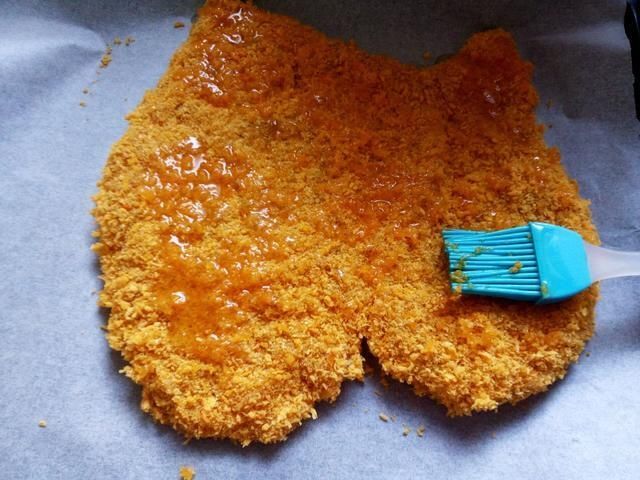 鸡排风靡大街小巷，自己动手就能做，只要会用烤箱就行