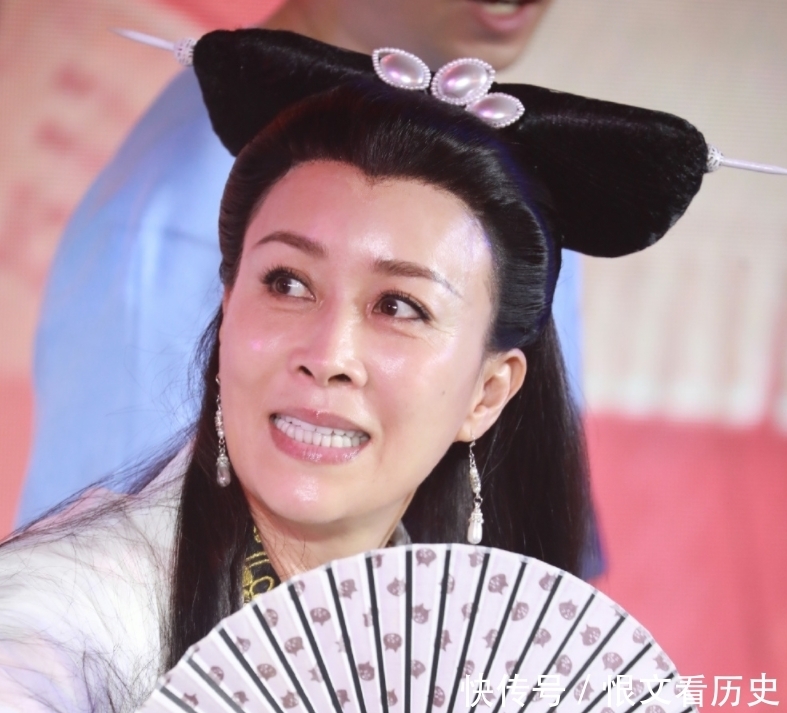 宋亚轩 那英扮演“白素贞”亮相,手上的动作引热议,防疫措施太到位了