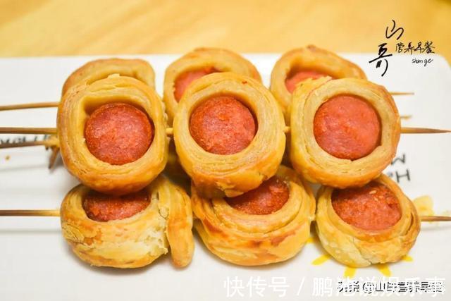 零食|2张手抓饼2根香肠，卷一卷切一切，做金黄酥脆的小零食，一口一个