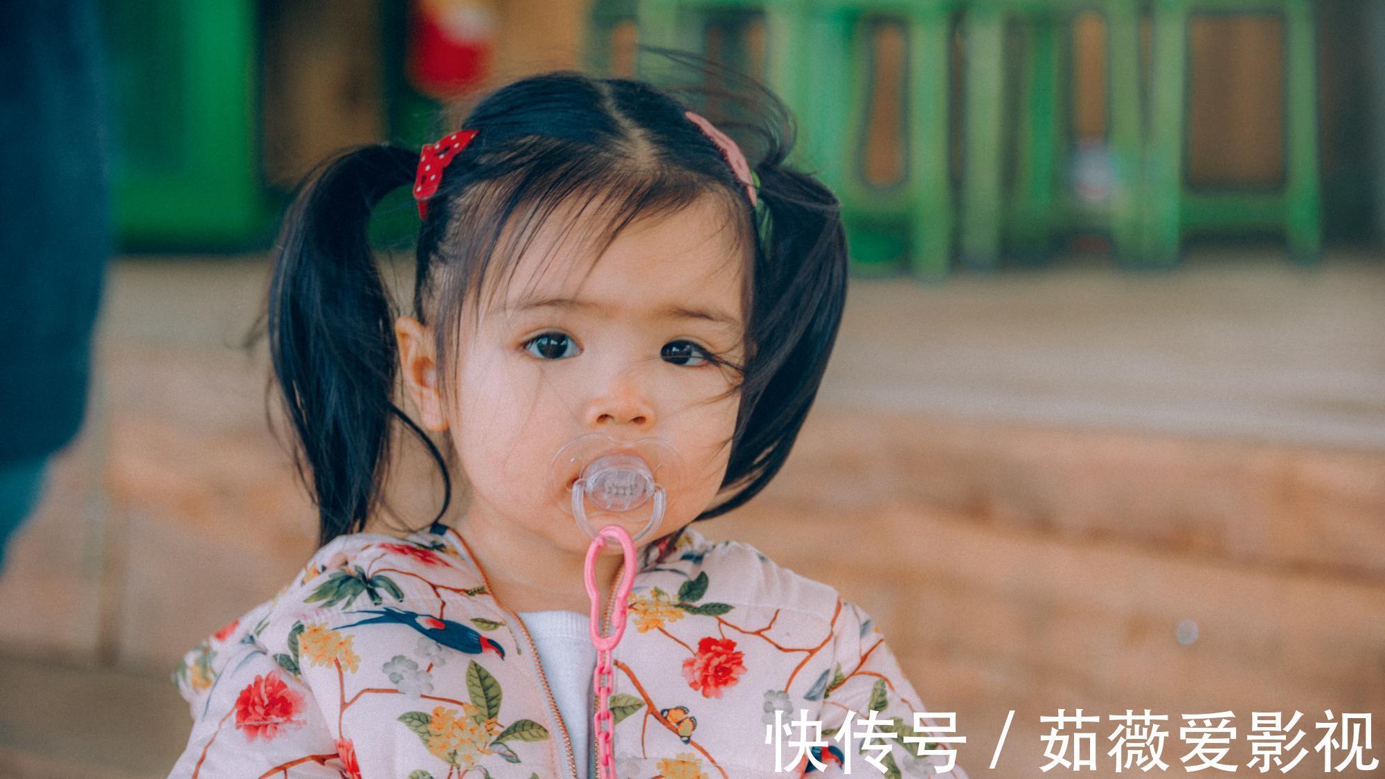 女儿|夫妻离婚,双胞胎女儿一人得一个,半年后再见面,宝妈表情凝固