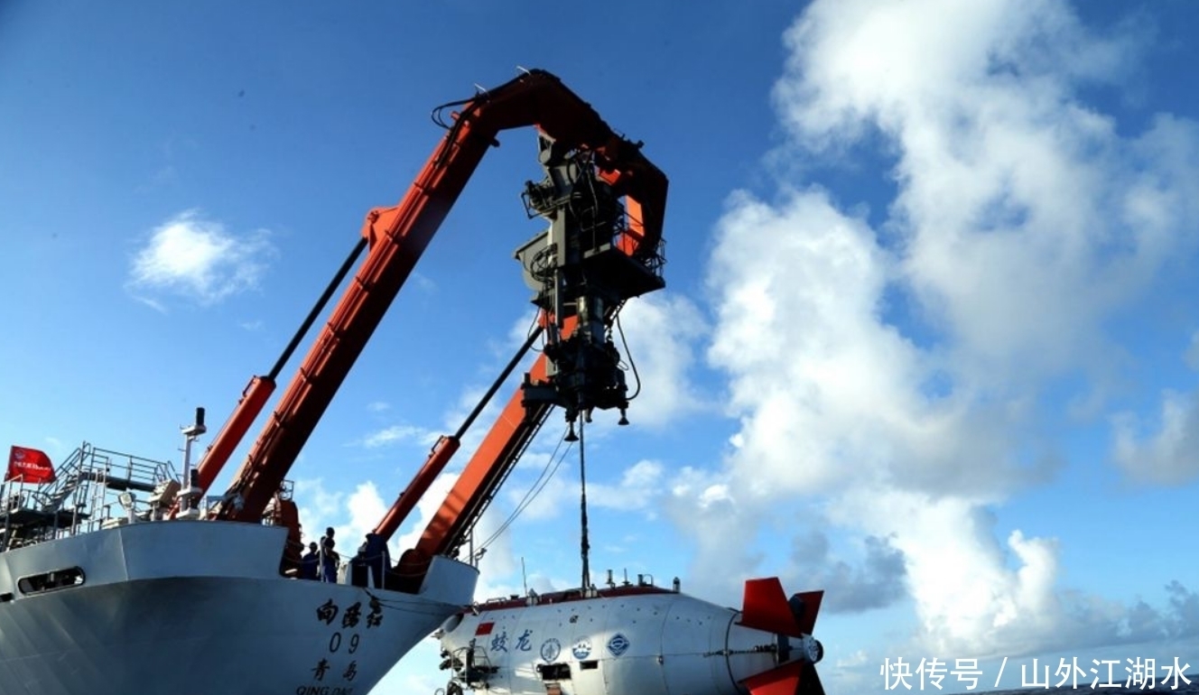 马里亚纳海沟，深度可达一万多米，在一万米处的水还是液态吗