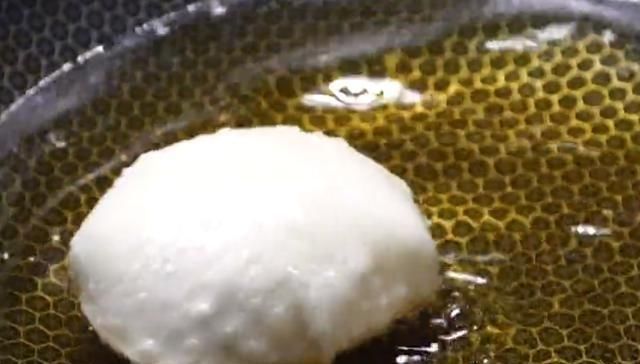 早餐别再做油条了,试试这样做,不用酵母、不用泡打粉,个个鼓泡