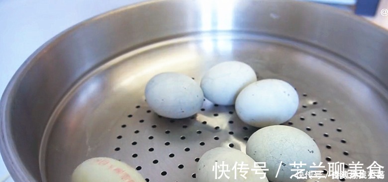 黑暗料理|皮蛋放锅里蒸一蒸，饭店一份要48，在家成本8元，待客有面子