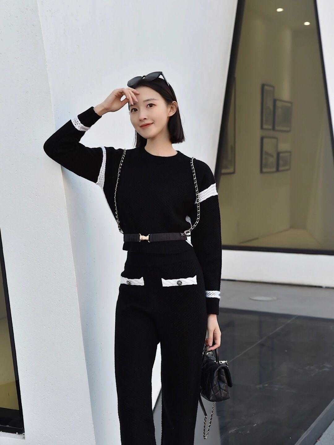 牛仔裙 早春职场怎么穿更洋气?借鉴这几组搭配方式,简约日常又有气场