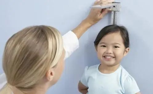 食物|在孩子的身高猛涨期,三种食物尽量别给孩子吃,小心个子长不高