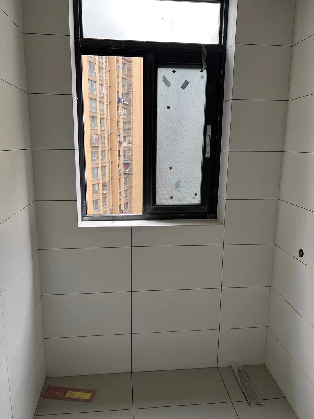 橙花|成都橙花风景装修施工现场图丨瓦工贴砖,木工吊顶已完成