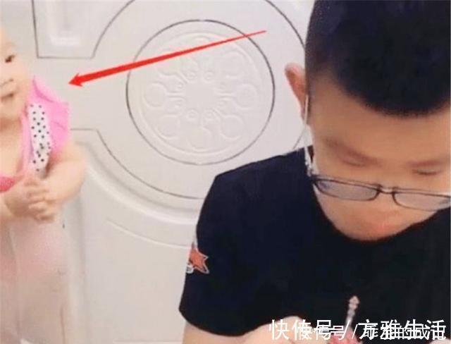 父母|大宝带二宝靠谱?为打游戏“封印”妹妹,网友:还能这样带娃?